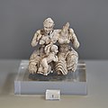 "Fildişi Üçlüsü" olarak adlandırılan ve oturan, çıplak göğüslü iki kadın tanrıyı ve dizlerinin üzerine yaslanmış bir çocuğu temsil eden fildişi heykelcik. Heykelcilikte gelişmemiş Miken sanatının bir başyapıtı olarak sayılabilir. (MÖ 15.-14. yüzyıl. Atina Ulusal Arkeoloji Müzesi)