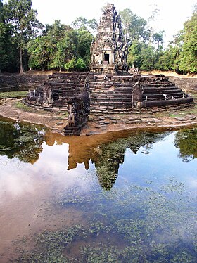 La centra lageto en Neak Pean