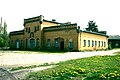 Gutsanlage mit altem Gutshaus (nur Südteil mit Kirchenraum), altem Park, Stallspeicher/Pferdestall, Stallspeicher/Kuhstall, Speicher/Mühle, Stallspeicher/Reithalle mit Zufahrtsparterre, Remise