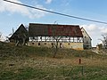 Vierseithof mit Wohnstallhaus, zwei Seitengebäuden, Scheune, Torbogen, Hofpflaster, Bauerngarten und Streuobstwiese