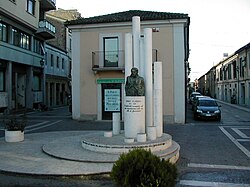 Monumento dedicato ad Ennio Flaiano all'ingresso del centro storico di Pescara