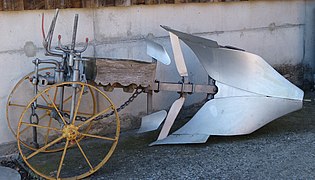 Ancienne charrue Brabant, avant-train réglable à potence, rasettes et coutres, Suisse.