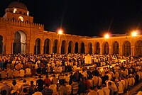 Fidèles accomplissant la prière de Tarawih dans la cour, lors d’une nuit du mois de ramadan de l’année 2012.