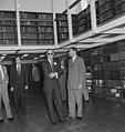 Prins Bernhard in de bibliotheek. Links Prins Bernhard, rechts ambassadeur Philip Young, 25 juni 1959 (Nationaal Archief)