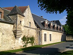 Le pignon est de l'ancienne écurie du château est également inscrit M.H. avec le mur de clôture.