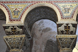 Capiteles de la basílica de San Vitale en Rávena, mármol blanco con adición de policromía parcial