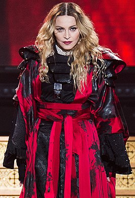 Мадонна в образе «средневековой воительницы-стервы-богини» исполняет «Iconic» во время тура «Rebel Heart Tour». Монреаль, сентябрь 2015 года[1].
