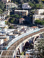 In tréno in tranxito in scio pónte feroviàrio de Recco