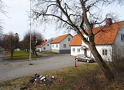 Söderbys gårdsplan med norra flygglarna.