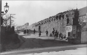 Durchbrochene Stadtmauer (Neutor) am Beginn der Neutorstraße im Jahre 1910, am einstigen Armenviertel