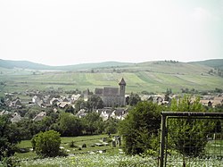 Falukép az erődtemplommal