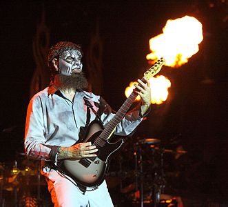 Џим Рут, гитариста групе током концерта 2013.