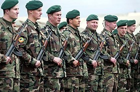 Военнослужащие 11-го механизированного батальона армии Словакии (в американском камуфляже «Woodland» и с автоматами vz.58V) на авиабазе Баграм, Афганистан (23 января 2004)