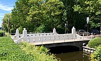 De Stationbrug in de Zuidoostersingel met op de achtergrond het Harmenspark (2017)