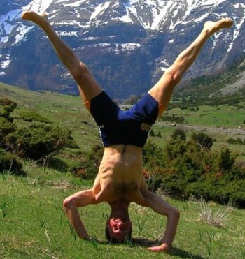 Instructor de Hatha Yoga practicando la postur...