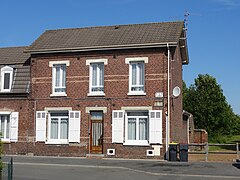 Une habitation située à l'entrée de la fosse.