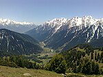 Blick auf das Tal und umgebende Berge