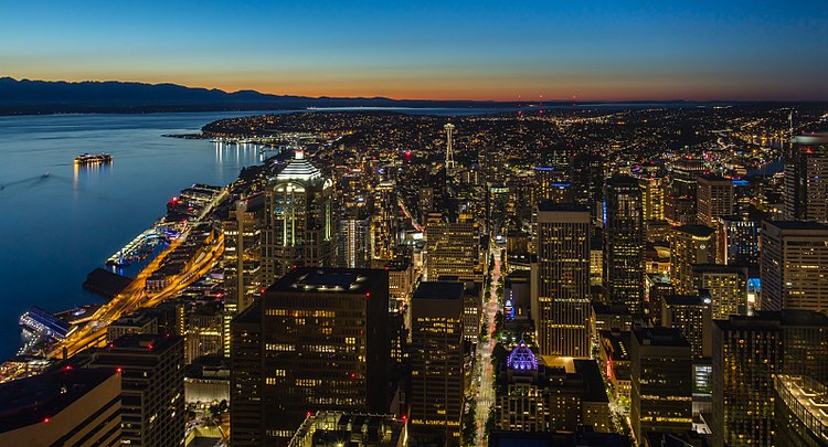 Вид на вечерний Сиэтл с небоскрёба Columbia Center