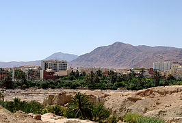 Vue sur la montagne de Bou Remli à l'arrière plan près de la ville de Gafsa