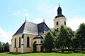 Kirche und Kirchhof mit Einfriedung, acht Grabmale aus dem 17. und 18. Jahrhundert an der Kirchenwand, Denkmal für die Gefallenen des Ersten und Zweiten Weltkrieges sowie drei Holzkreuze zum Gedenken an Měrćin Nowak, seine Mutter und Marta Nowakowa, Frau des Měrćin Nowak