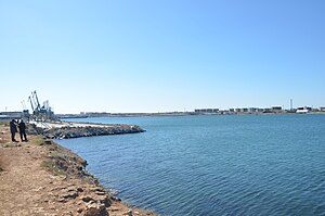 Blick auf den Hafen (links) und das Tanklager auf der anderen Seite