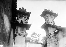 Eastern Han (25-220 AD) Chinese stone-carved que pillar gates of Dingfang, Zhong County, Chongqing that once belonged to a temple dedicated to the Warring States era general Ba Manzi. Zhong Xian Ding Fang Shuang Que 02.jpg