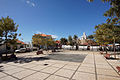 Marktplatz mit Kirche im Hintergrund