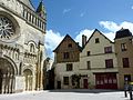 Eglise Saint-Médard et maisons anciennes place Saint-Médard