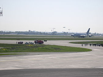 L'Airbus A380 effectua son premier vol le 27 avril 2005 à l'aéroport Toulouse-Blagnac, où avait décollé le Concorde, 36 ans plus tôt. Le premier vol commercial, qui eut lieu le 25 octobre 2007 fut opéré par Singapore Airlines, entre Singapour et Sidney. l'A380 est à ce jour le plus gros avion de ligne au monde. (définition réelle 2 272 × 1 704)