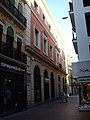 En lo que fue la Cárcel Real de Sevilla actualmente hay una sede de Caixabank Cajasol.
