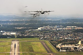 Yokotan lentotukikohta, taustalla Mizuho