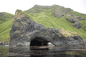 Grotte de basalte sur Akun