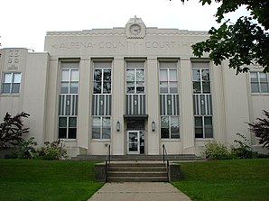 Alpena County Courthouse in Alpena, gelistet im NRHP Nr. 83003643[1]