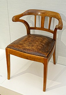 صندلی دسته‌دار از چوب افرا و چرم، اثر: اتو اکمان (۱۸۹۸ میلادی)