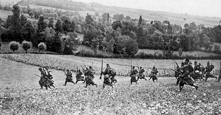 photographie en noir et blanc de soldats français courant dans un champ