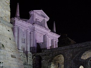 Porta San Giacomo illuminata