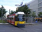 Straßenbahn vor dem Filmpalast Cinestar