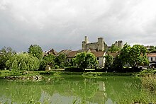 Le château de Billy et le lac au premier plan