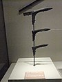 "Tridente" de bronce de la época de los reinos combatientes formado por tres moharras de gue, una encima de la otra.