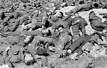 British and Canadian prisoners resting at Dieppe, August 1942 Bundesarchiv Bild 101I-291-1238-25A, Dieppe, Landungsversuch, alliierte Kriegsgefangene.jpg