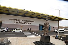 פסלה של סזריה אבורה מול הטרמינל בנמל התעופה