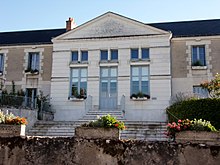 Photographie en couleurs d'un bâtiment surmonté d'un fronton avec l'inscription : « République française - » Mairie.