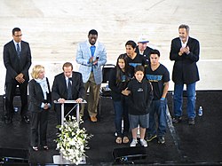 Immagini dal "Celebration of Life for Junior Seau" dell'11 maggio 2012, in cui il suo numero 55 fu ritirato dai Chargers.
