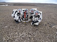 Члены экипажа Брайан Широ, Кристи Гарвин, Стейси Кьюсак и Кристин Ферроне развертывают оборудование для низкочастотной электромагнитной съемки TEM47-PROTEM на хребте Хейнс во время выхода в открытый космос 8.