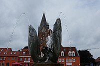 Der Fischbrunnen von 1959 auf dem Markt in Barth