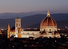 O domo da Catedral Santa Maria del Fiore tem a forma de uma catenária invertida (considerando a seção (Florença, Itália).[24]