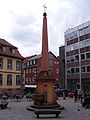 Obelisk vor der Stadtpfarrkirche St. Blasius