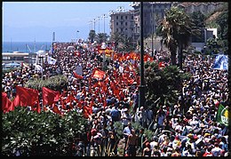 Manifestation dans une ville méditerranéenne.