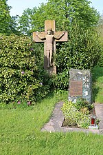 Friedhofskreuz und Ehrengrab von Pfarrer Josef Schminke
