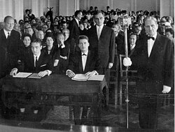 Balról jobbra ülő alakok: Nagy Imre, Kanyó Zoltán aranygyűrűs doktorrá avatás közben, mögötte az ő professzora, Halász Előd dékán áll (1965).